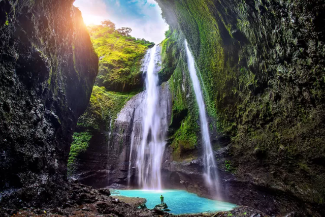 Berwisata dengan Menikmati Pesona Air Terjun Tertinggi di Indonesia